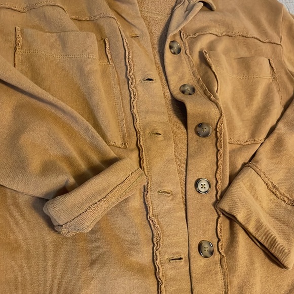 Kensie jeans size M, tan button up sweater, very stylish and cozy - Picture 6 of 7